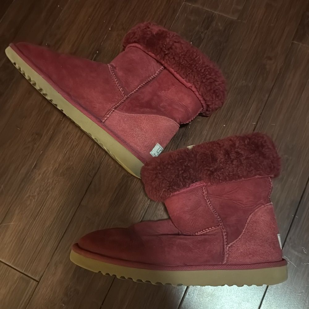UGG Red Short Boot Winter Boot Excellent Condtion' Plush Womens Size 8
